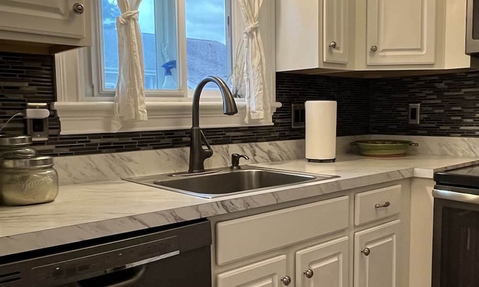 New Milford Apartamento | Luxury condo at beautiful community lake