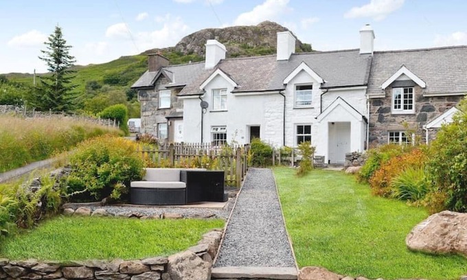 Capel-Curig Cabaña | Stunning hot tub cottage with Snowdon views!