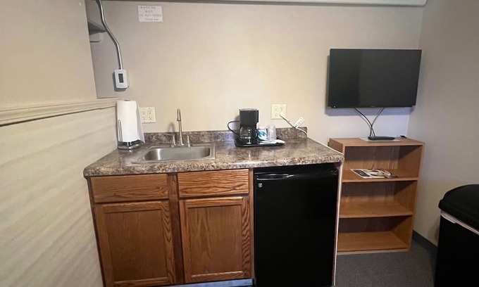 Onalaska Casa | Overlooking Lake Onalaska--Private Bedroom/Bathroom; fish cleaning room onsite