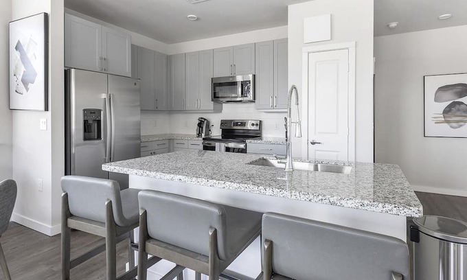 Spring Branch East Apartamento | Modern Apartment in Prime Location (ID1403X427)