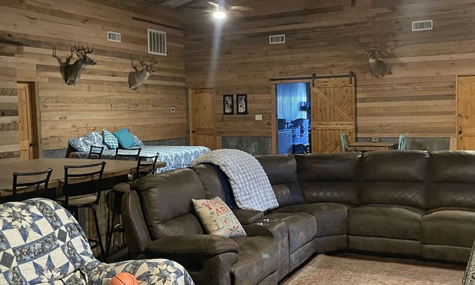 Cason Otro | 3500 sq ft barndominium, sleeps 9 guests. 3 bedrooms and 3 bath with gym.