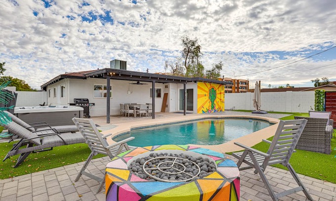 Camelback East Casa | Phoenix Home: Pool, Hot Tub, Putting Green + More!