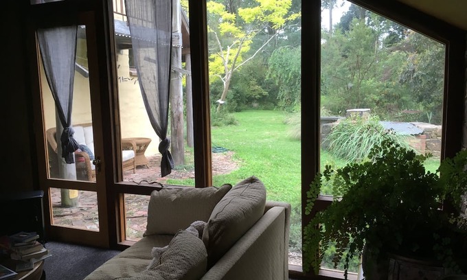 Kinglake Cabaña | Rustic mud brick cottage
