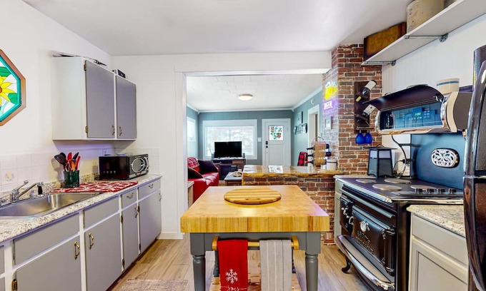 Mullan Casa | Delightful alpine retreat with deck & games - near ski slopes & trails - dogs ok