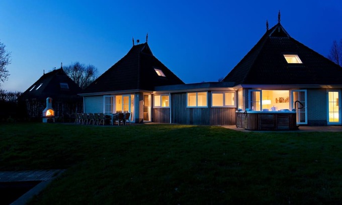 Eernewoude Casa | Family villa with sauna, spa and private sloop