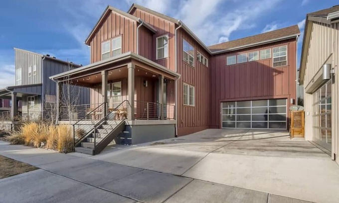 Twin Lakes Casa | Mid-Mod Retreat I Backyard I Game Room I 5 beds