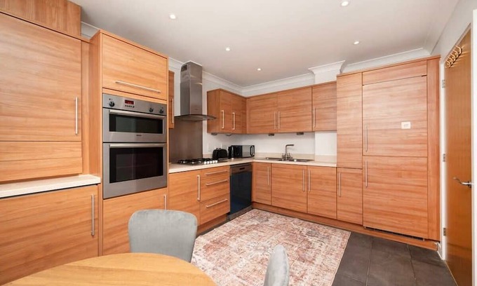 Yeading Casa | Chic and Spacious 4BR Family Home with Garden