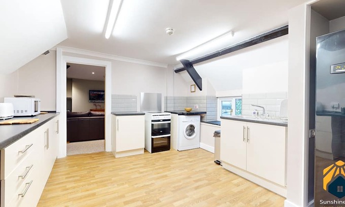 Pontypool Apartamento | 4 Bedroom Apartment with Cosy Pub