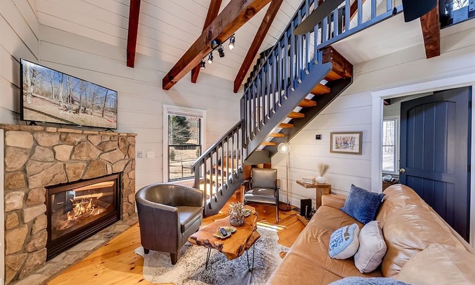 Demorest Casa | Riverland Retreat- Dog Friendly Cabin Located in an idyllic riverfront