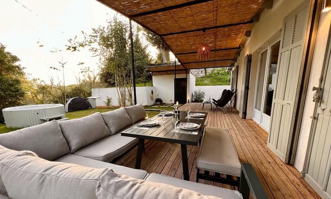 Le Plan-de-Grasse Casa | Charmant Cottage, Confort Douillet au Cœur de la Nature Avec Jacuzzi!