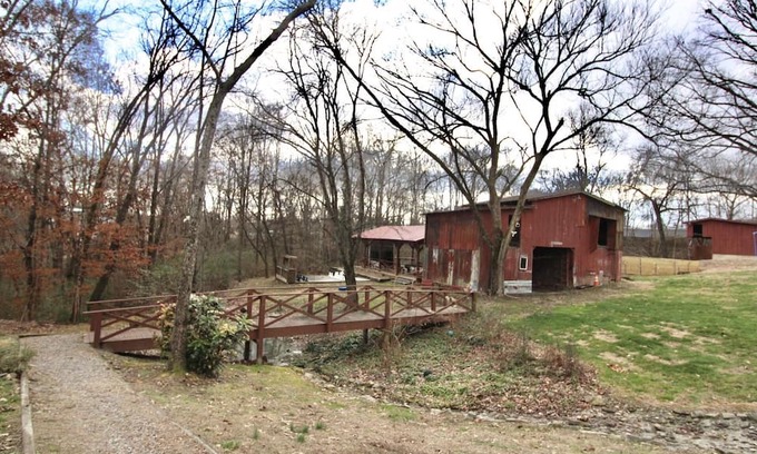 Lenoir City Cabina | Cozy Classy Cabin - pet friendly! Only 1 minute from Lenoir City's main street