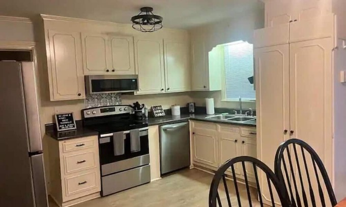 Wade Hampton Casa | Cozy 1940’s House