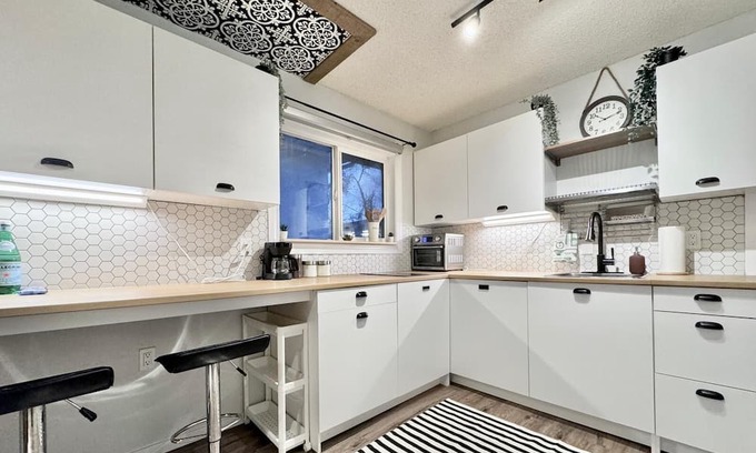 North Central Edmonton Apartamento | Self-check-in/Full kitchen/Pet-Friendly/Parking