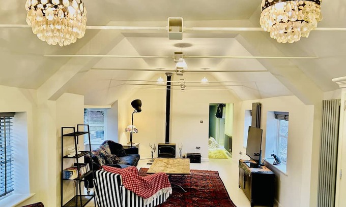 Maidstone Cabaña | Superb 2 bed cottage - Hot tub, log burner and gardens in tranquil setting