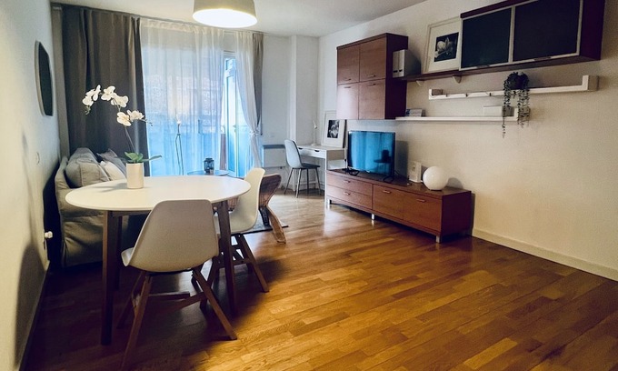 Sant Andreu de Palomar Apartamento | Modern studio near metro 5 minutes from La Maquinista Great lighting and balcony