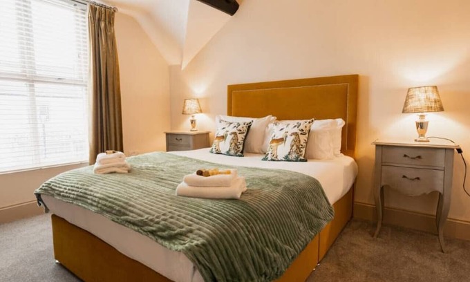 Tarvin Casa | Stylish & modern terraced home | Sleeps up to 11