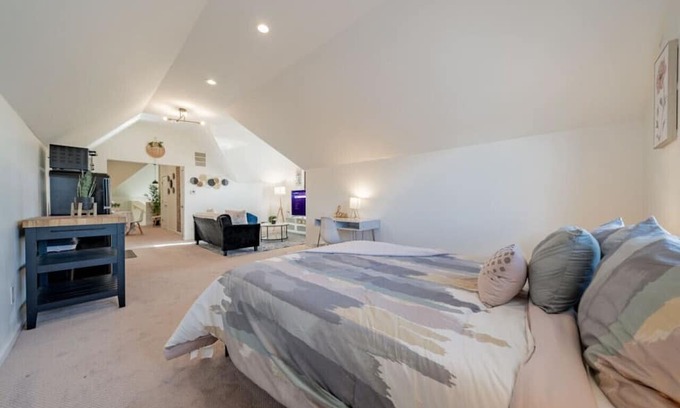 Brewers Hill Apartamento | Modern 2BR Gem: Stylish Retreat