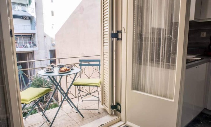 Nea Chalkidona Apartamento | Sunny flat w/h balcony and homey feel near metro