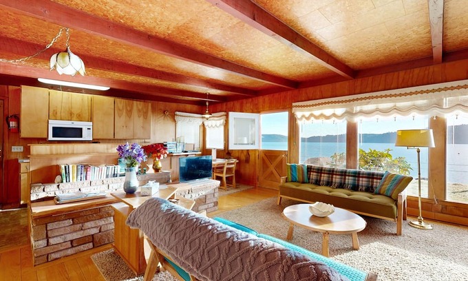 Matlock Casa | Charming waterfront cottage with panoramic Hood Canal views