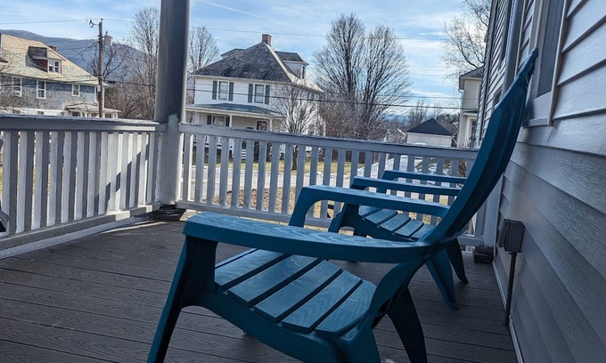 East Haven  Rutland County Casa | Close to Killington and downtown with beautiful porch and new kitchen new baths