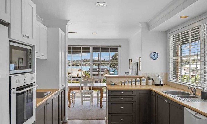 Lake Macquarie City Council Casa | Entire House Lakeside, panoramic water views, private Pool, 500m to boat ramp