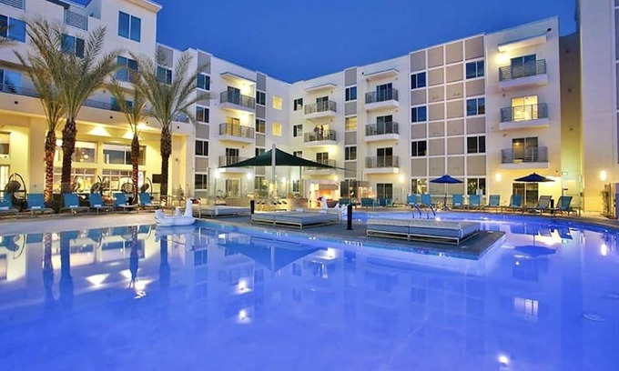Desert View Village Condominio | ✨Shopping & Dining District - Resort Pool - Views + King Bed💥