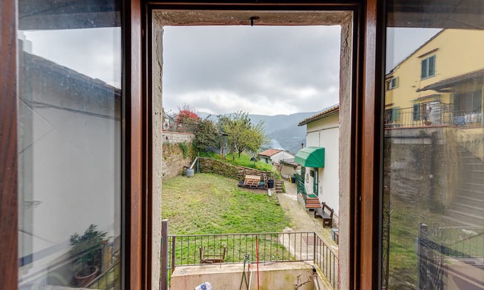 Pistoia Casa | Holiday Home 'Casetta Rossa Di Forra Al Pitta' with Mountain View, Private Garden and Wi-Fi