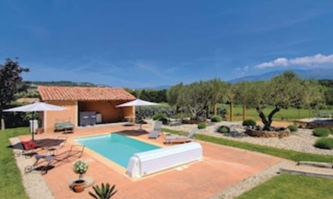 Mormoiron Casa | Holiday Home 'Gîte En Campagne Piscine Chauffée' with Mountain View, Garden and Wi-Fi