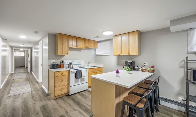Skokie Condominio | Skokie Sunrise - 3 Queen Beds