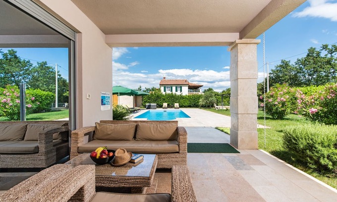Belavici Villa | Villa Fantasia for 8 people with jacuzzi and private pool