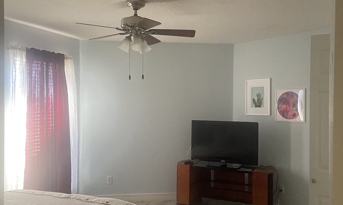Irving Casa | Dynamic cozy and peaceful room