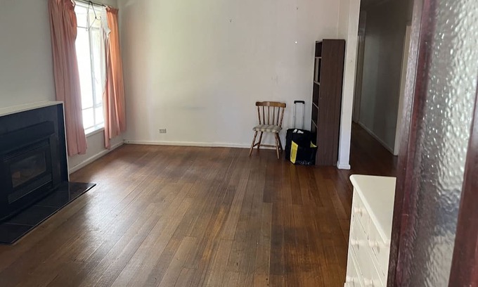 Frankston Casa | One master bedroom with own bathroom, the other one a bedroom with shared bath.