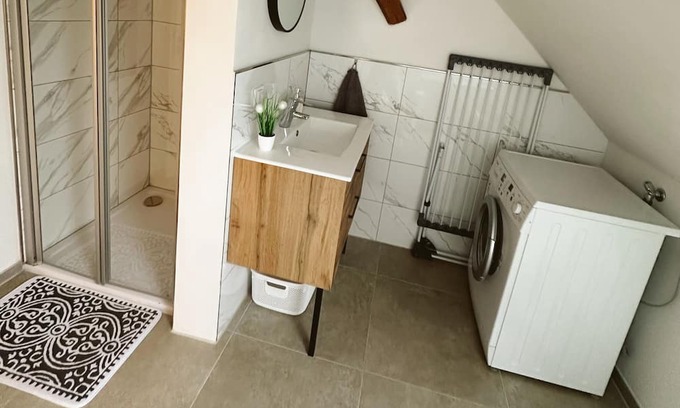 Wolfsbach Apartamento | Gemütliche 2-stöckige Ferienwohnung 3 Minuten von der Autobahn!