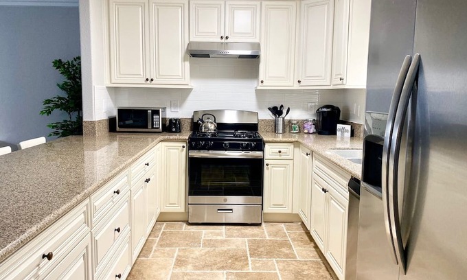 Placentia Casa | ☆NEW☆Luxuriously Modern Disneyland Getaway 4BR/3BA