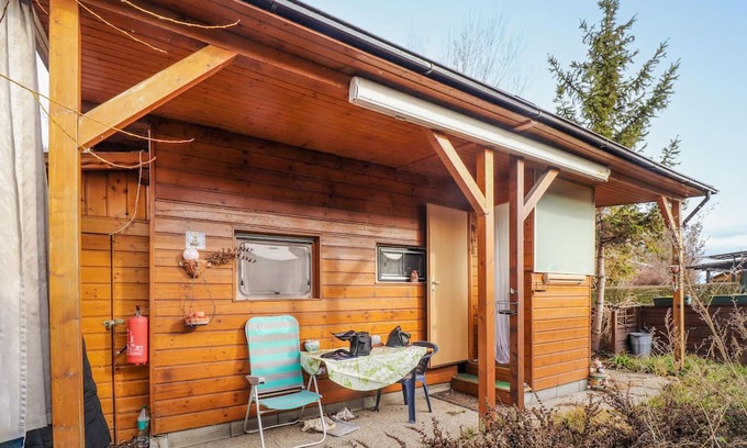 Rust Casa | Look forward to a relaxing break in this mobile home by the lake.