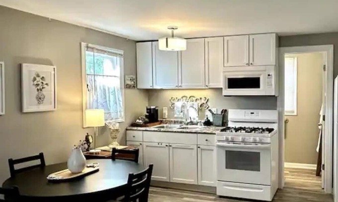 Excelsior Cabaña | Charming cottage steps from lake, shops & more!