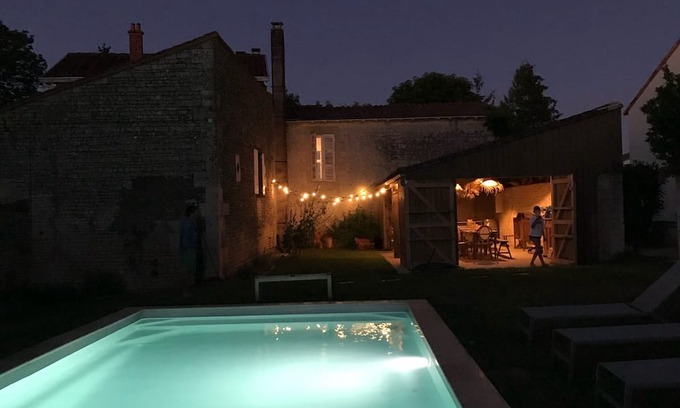 Echire Casa | Maison de Maître Familiale Avec Piscine Chauffée et Grand Jardin Marais Poitevin