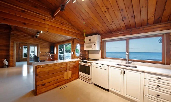 Lusby Cabina | Private beach!! Horizon views of the Chesapeake Bay!! Quaint updated log cabin!!