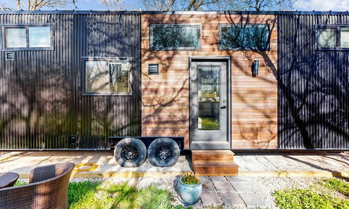 Manor Casa | Darling Texas tiny home with a kitchenette, washer/dryer, & AC