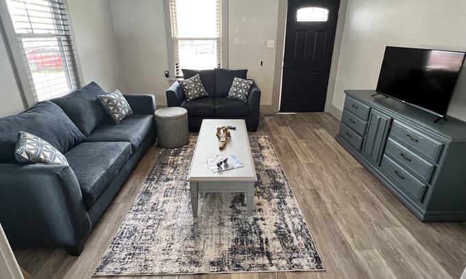 New Albany Casa | Cozy Home Near Bourbon Trail, Airport & NuLu-Pet Friendly Backyard.
