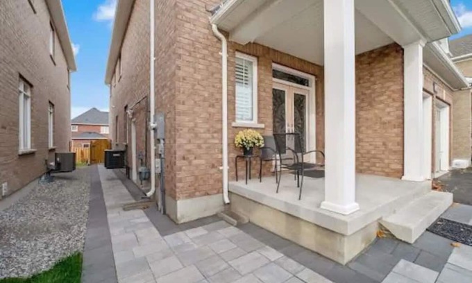 Durham Region Casa | New basement- separate entrance