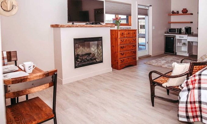 Hinton Apartamento | 🏔 Modern | Cozy | Views | Firepits | Fireplace | Near Jasper National Park ⛰