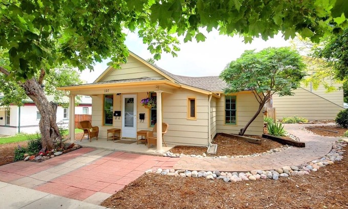 Golden Casa | Golden Historic District 3BR Bungalow
