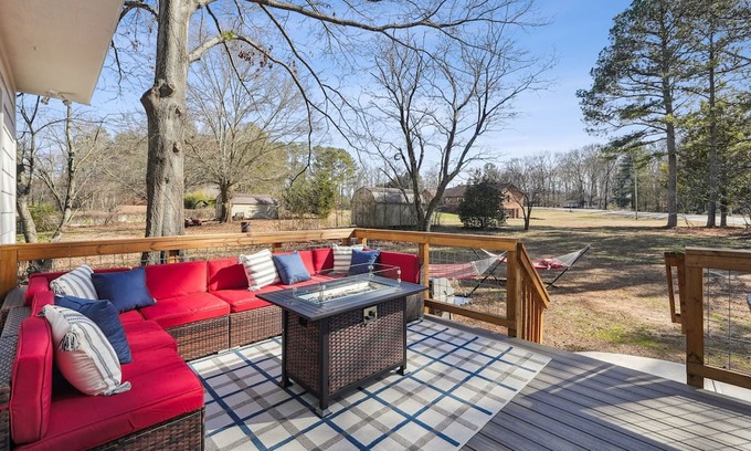 Acworth Casa | KSU Getaway: Cozy 4bd - BBQ - Games