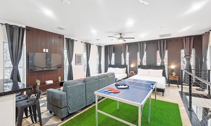 Arlington Casa | Spacious Loft 4 min. to AT&T Stadium w/Ping-Pong