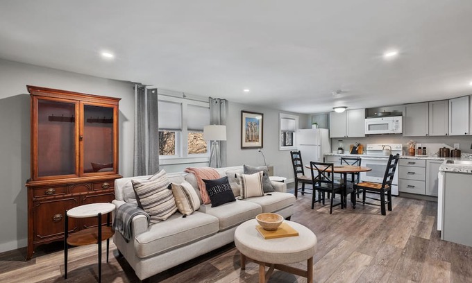 Bradford Cabaña | Riptide Cottage: 1 Bed 1 Ba, Private Pond