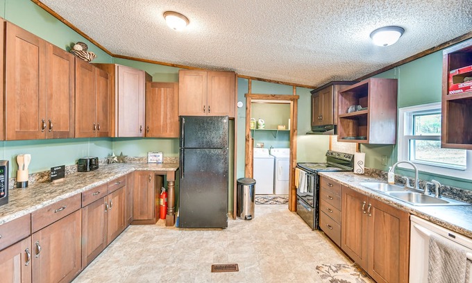 Union Springs Casa | Rustic Union Springs Home w/ Gas Grill + Deck!