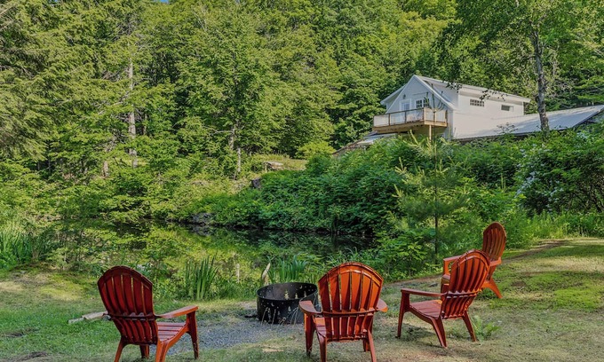 Brownsville Cabaña | Vermont LUX stay with Doggy suite