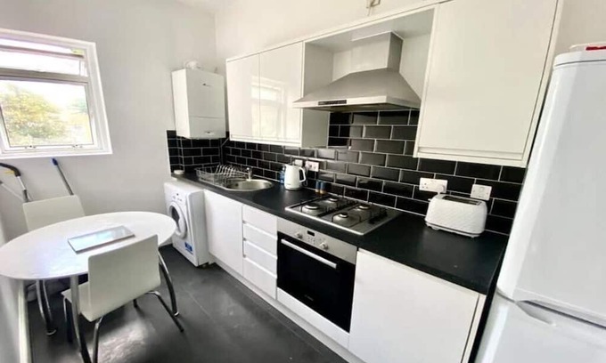 Bow West Apartamento | Mile End - 1 Bedroom Apartment, Sleeps Upto- 2, 3 Min Walk to Mile End Station