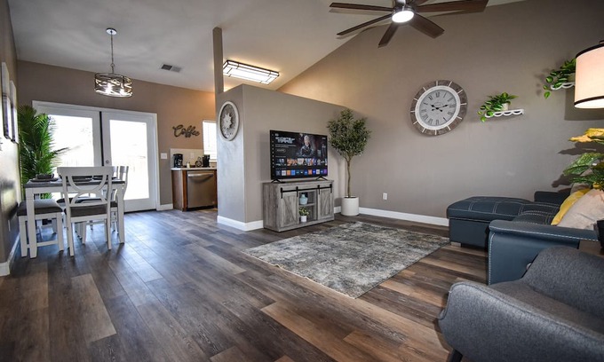 Porterville Casa | Serene 2 BR Cottage W/ SPA / Game Room / Office